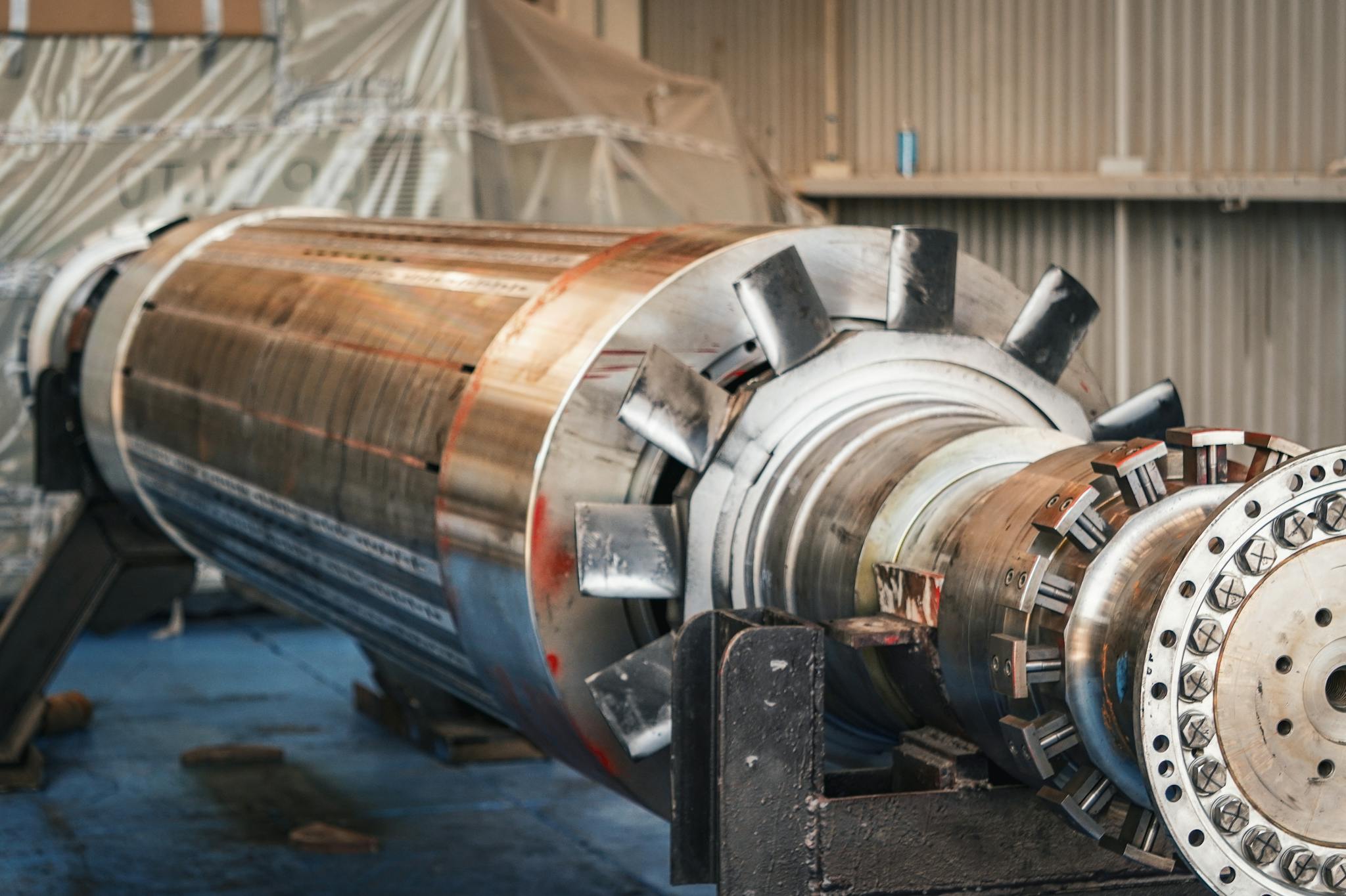Close-up of heavy industrial rotor machinery in a Guadalajara workshop.